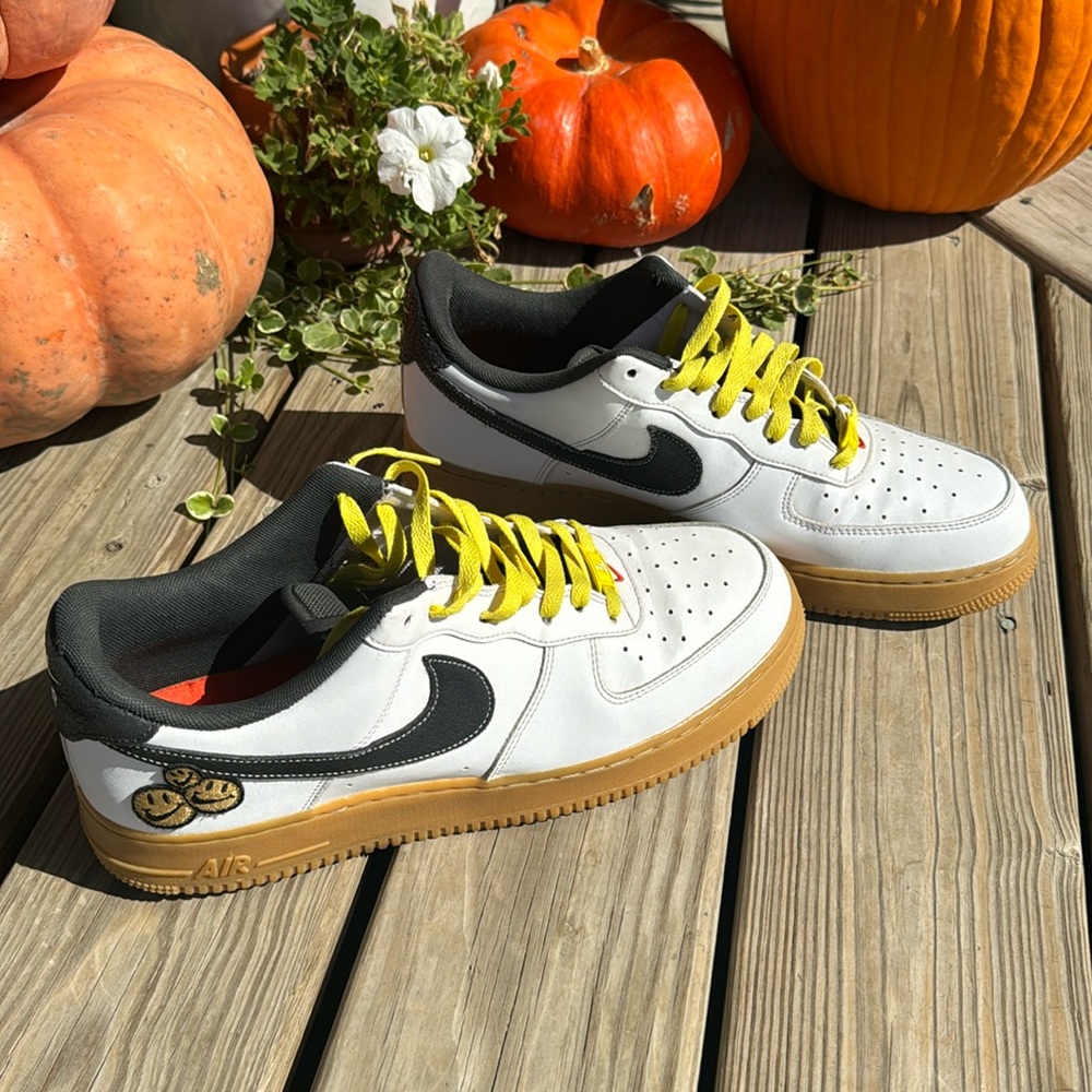 😃💛🖤😃🤍 NIKE AIR FORCE 1 smiley face yellow black & white SIZE 12 (men’s) EUC